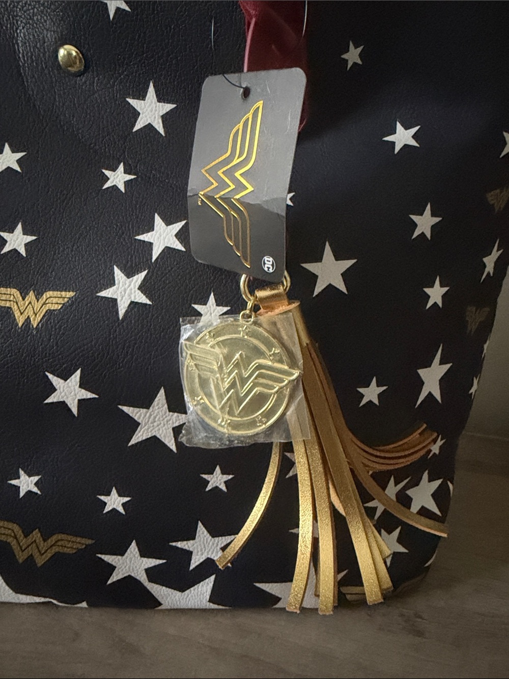 Wonder Women Star Print Navy Tote with Red Handles - Picture 2 of 7
